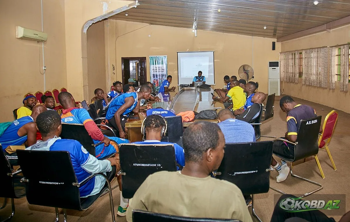 Các cầu thủ trẻ theo dõi bài phân tích trên màn chiếu trong buổi học Ngày Bóng đá Thế giới ở Nigeria