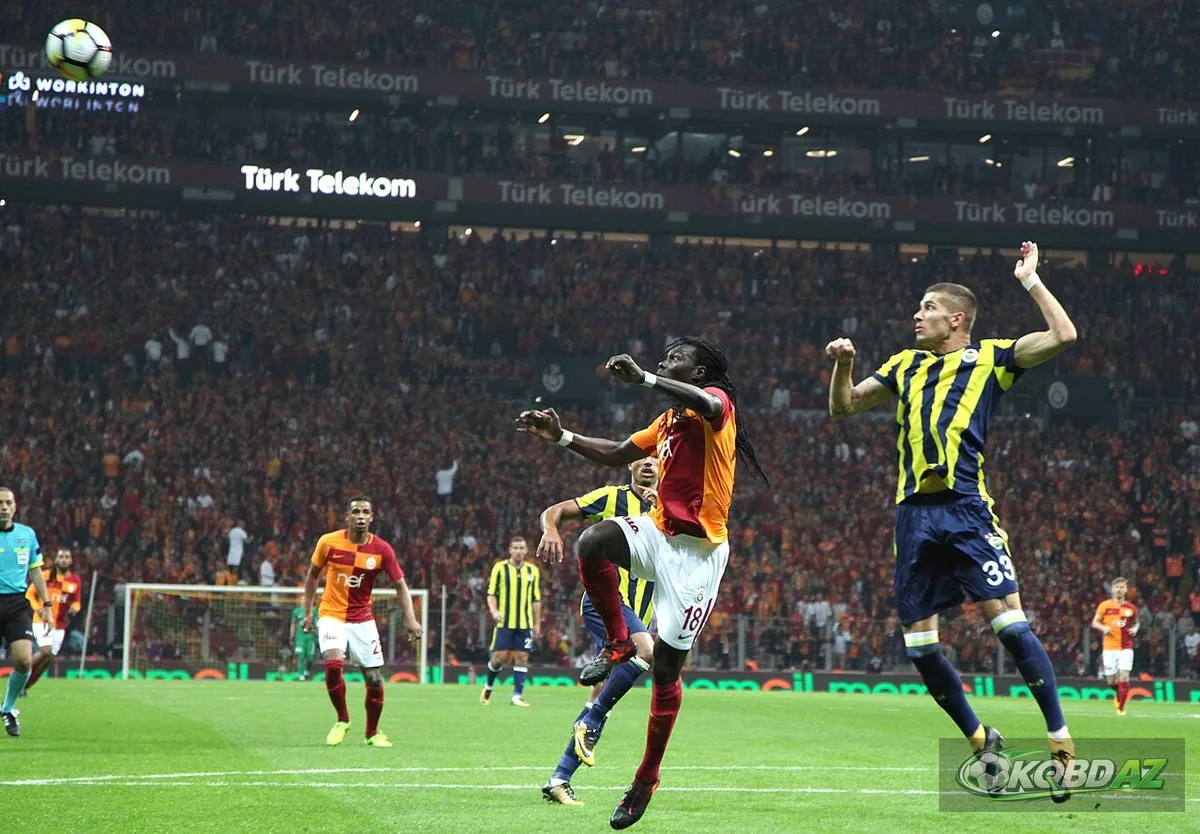 Hai cầu thủ Galatasaray và Fenerbahçe tranh bóng bổng trong trận derby Istanbul