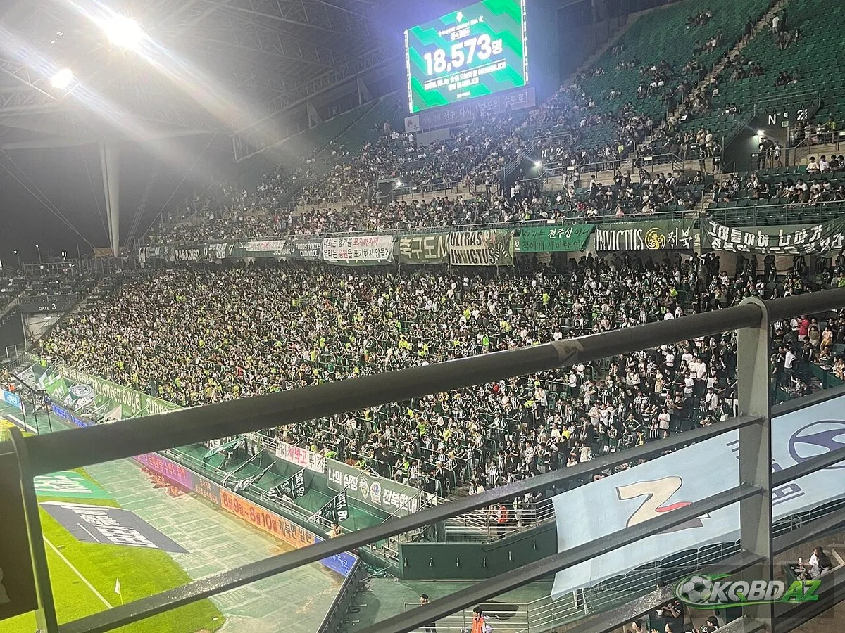 Khán đài kín cổ động viên đội chủ nhà Jeonbuk tại sân Jeonju World Cup Stadium trong một trận đêm