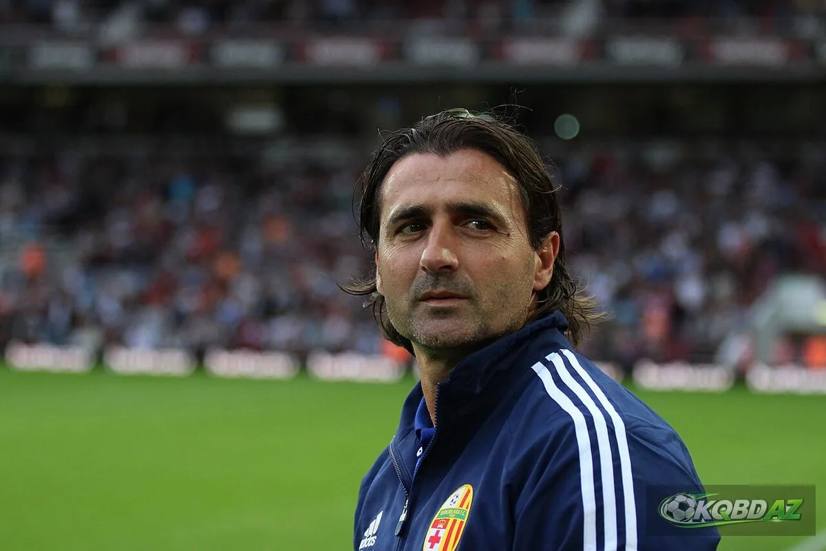 Huấn luyện viên Giovanni Tedesco của Birkirkara bên đường biên trước trận gặp West Ham