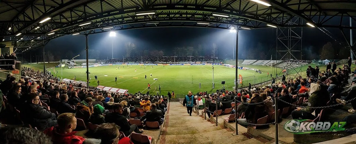 Toàn cảnh sân Stadion Ludowy dưới đèn chiếu sáng trận đêm, bối cảnh quen thuộc khi xem kèo nhà cái hôm nay