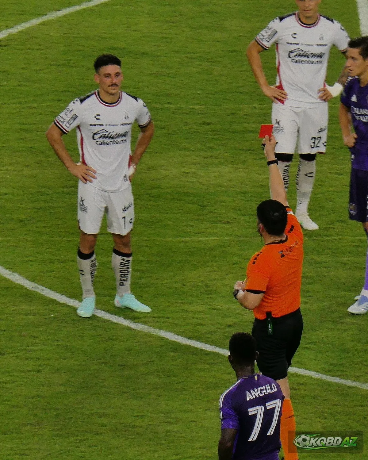 Trọng tài Humberto Panjoj rút thẻ đỏ cho Matías Cóccaro trong trận Orlando City gặp Atlas