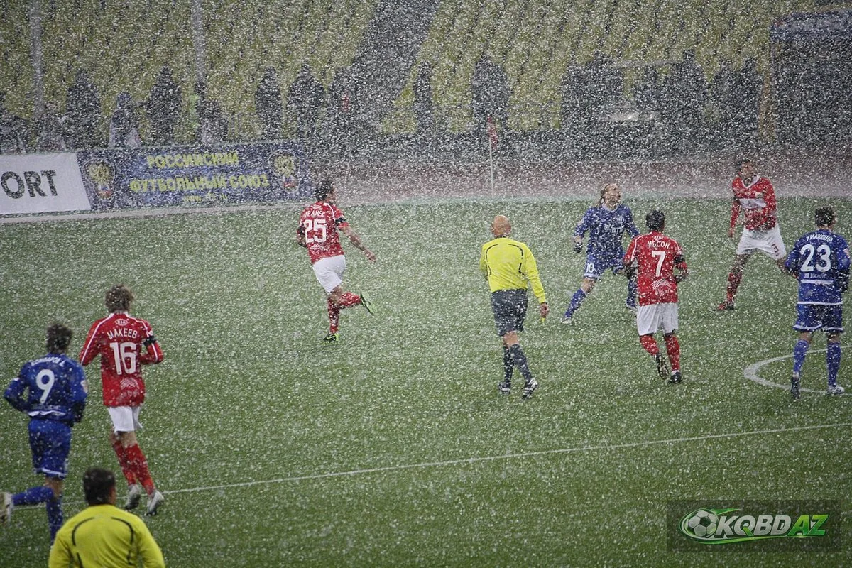 Spartak Moskva gặp Dynamo Moskva trong trận đấu dưới tuyết rơi dày ở giải Ngoại hạng Nga 2010