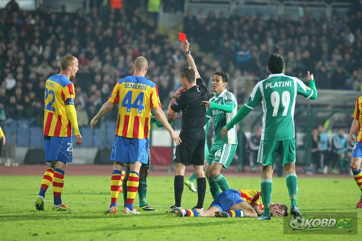 Trọng tài Clément Turpin rút thẻ đỏ trực tiếp trong trận Ludogorets gặp Valencia