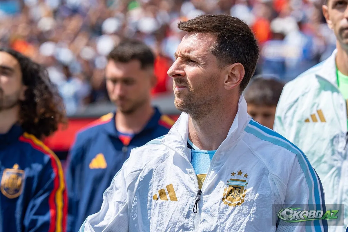 Lionel Messi trong áo khoác đội tuyển Argentina trước trận chung kết World Cup 2026