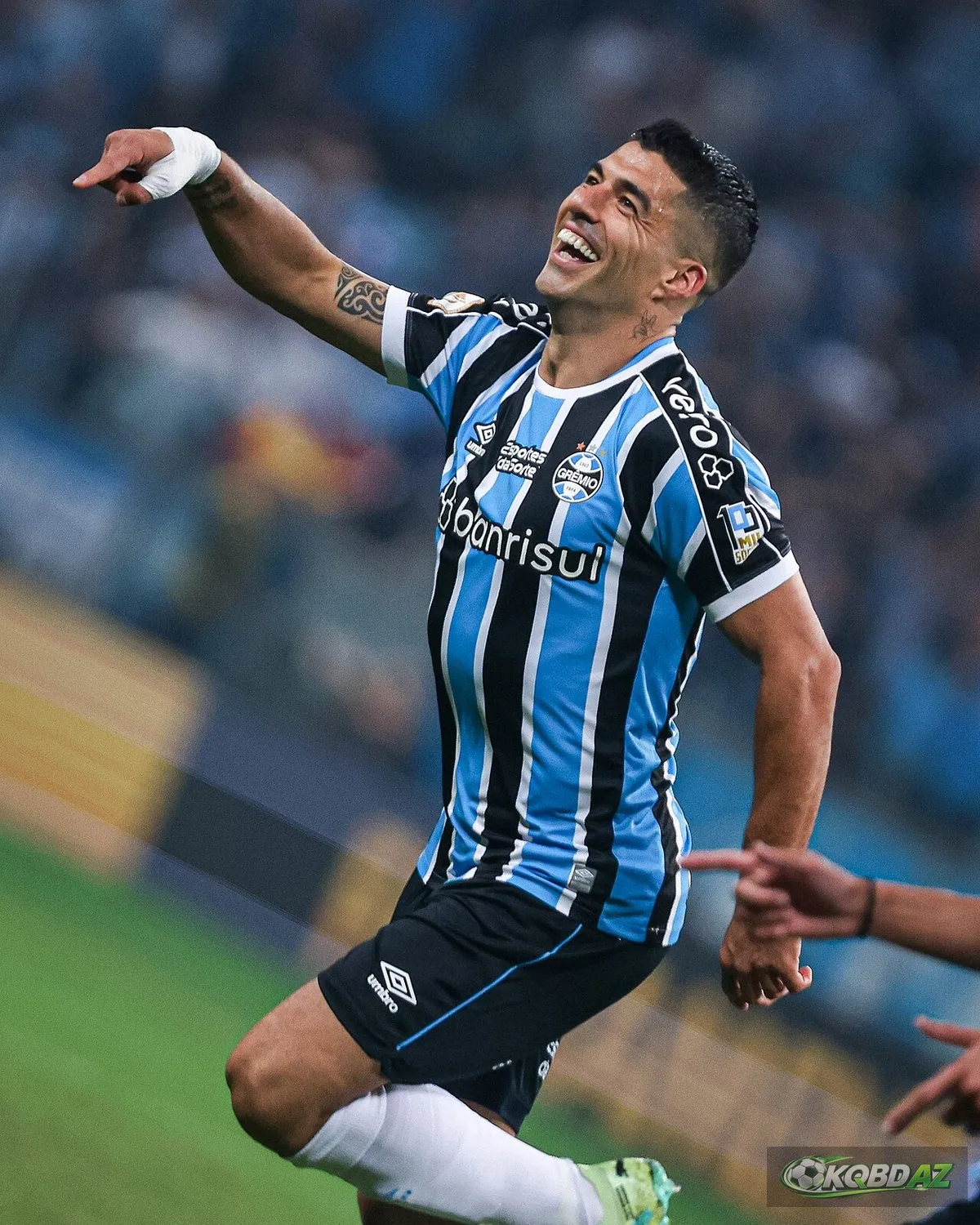 Luis Suárez ăn mừng bàn thắng cho Grêmio trong trận derby Porto Alegre với Internacional