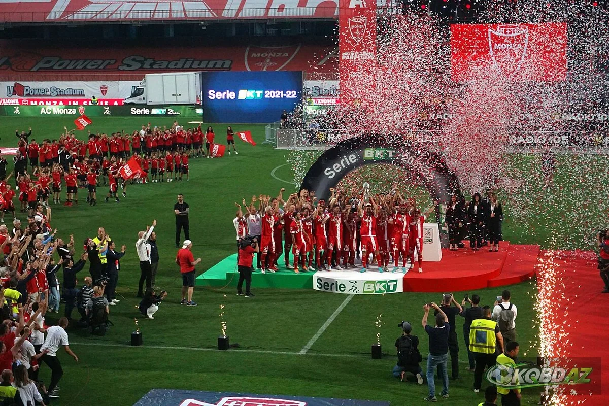 Cầu thủ và cổ động viên AC Monza ăn mừng lần đầu thăng hạng Serie A năm 2022