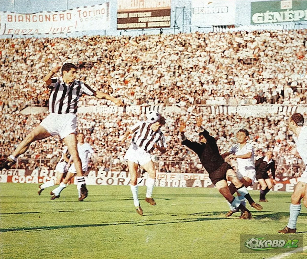 Gianfranco Zigoni của Juventus ghi bàn vào lưới Lazio tại Turin năm 1967