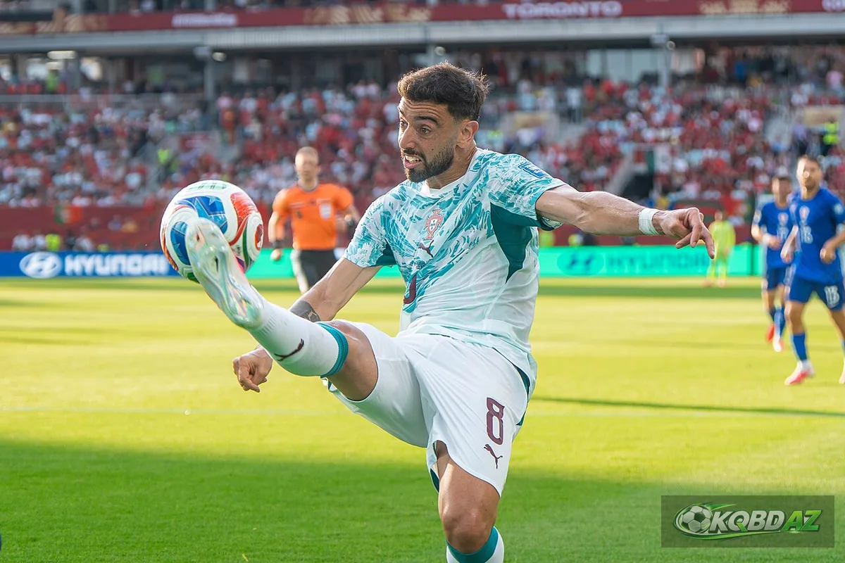Bruno Fernandes tung chân khống chế bóng trong một trận đấu của tuyển Bồ Đào Nha