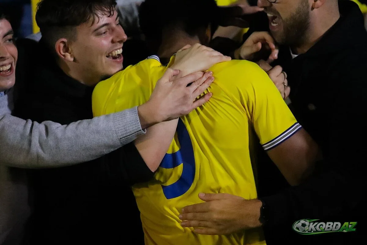 Tiền đạo số 9 của St Albans City ăn mừng bàn thắng cùng cổ động viên