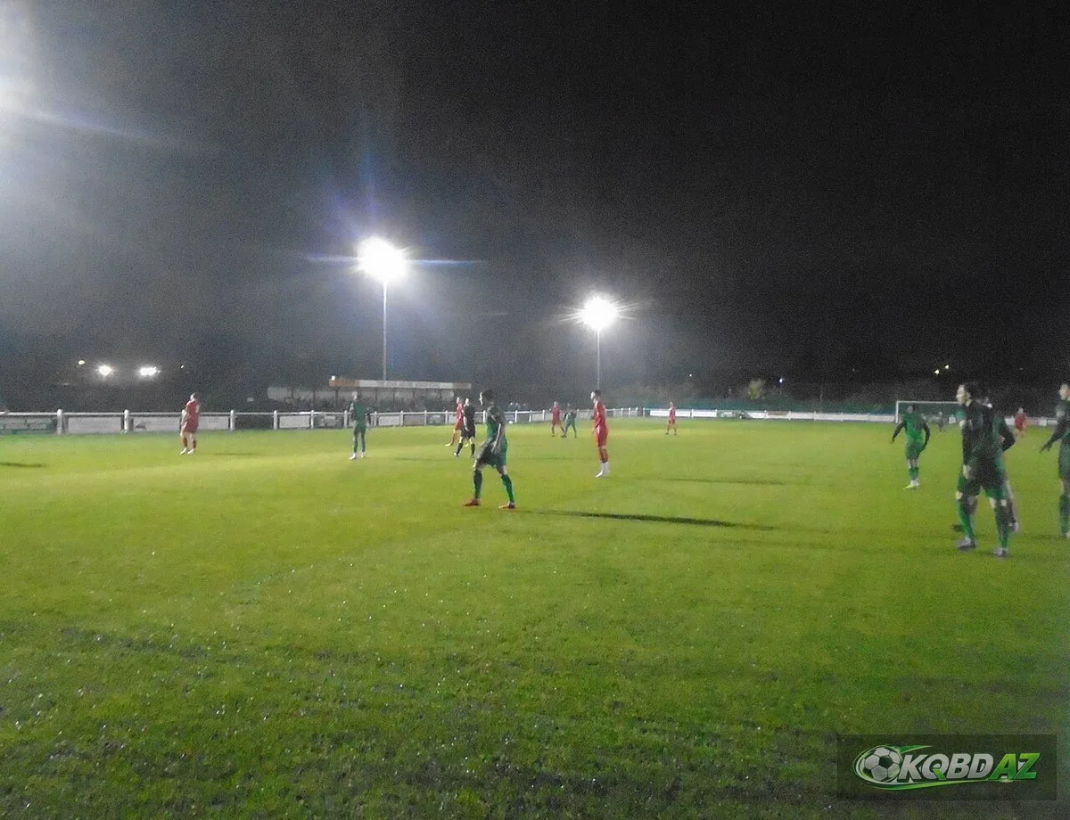 Trận Cray Valley Paper Mills gặp Aveley dưới ánh đèn ở vòng sơ loại FA Cup