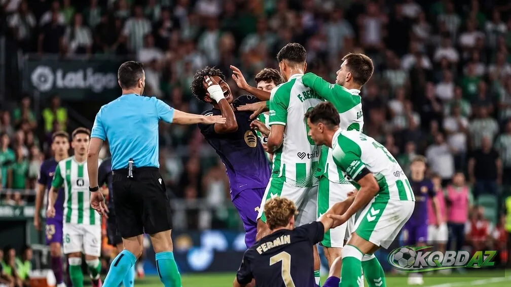 Bernal bị treo giò 4 trận vì húc đầu Yamal, Betis kháng cáo bất thành