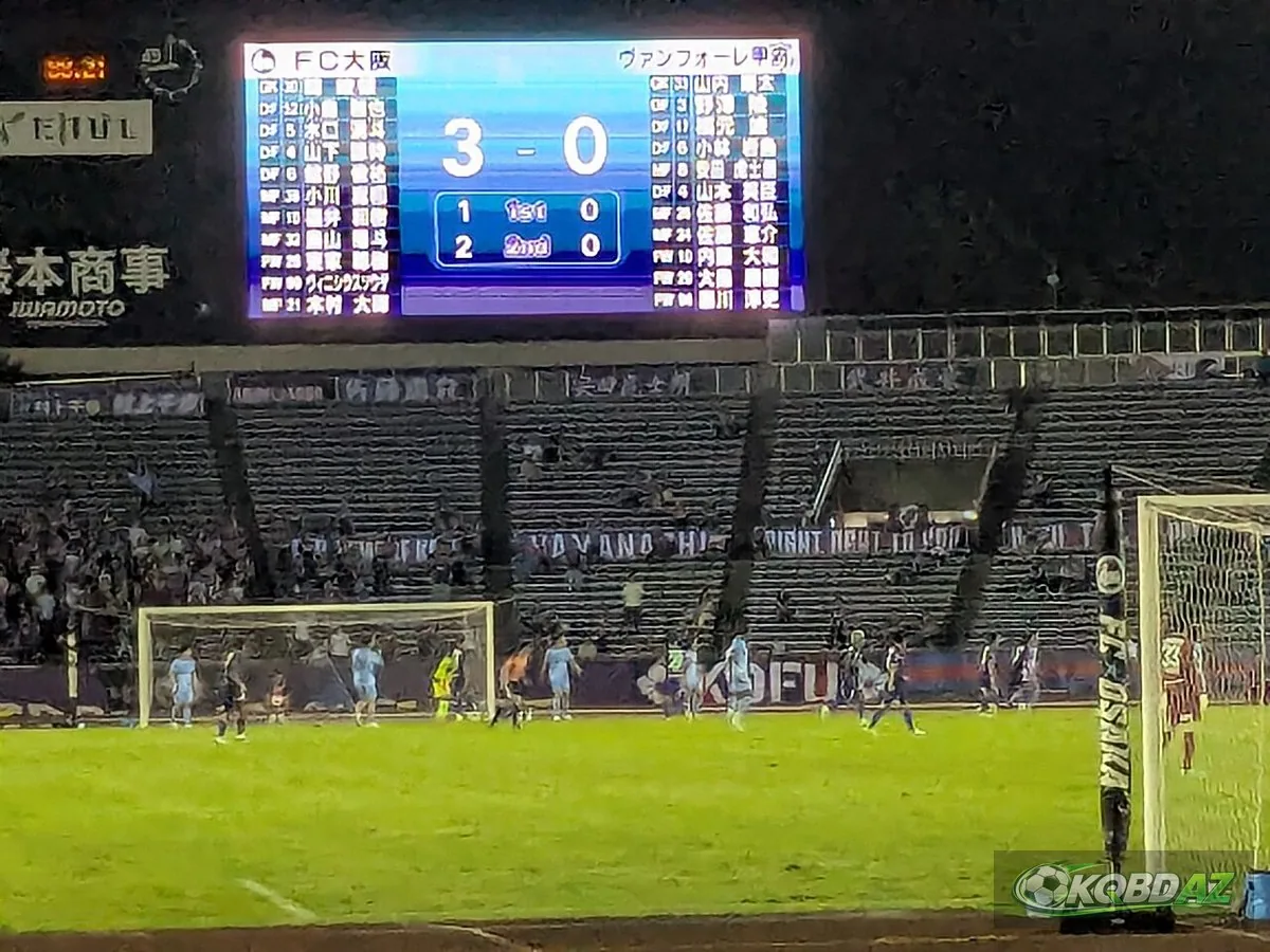 Bảng điện tử ghi tỷ số 3-0, trong đó hiệp một 1-0 và hiệp hai 2-0, trận FC Osaka gặp Ventforet Kofu