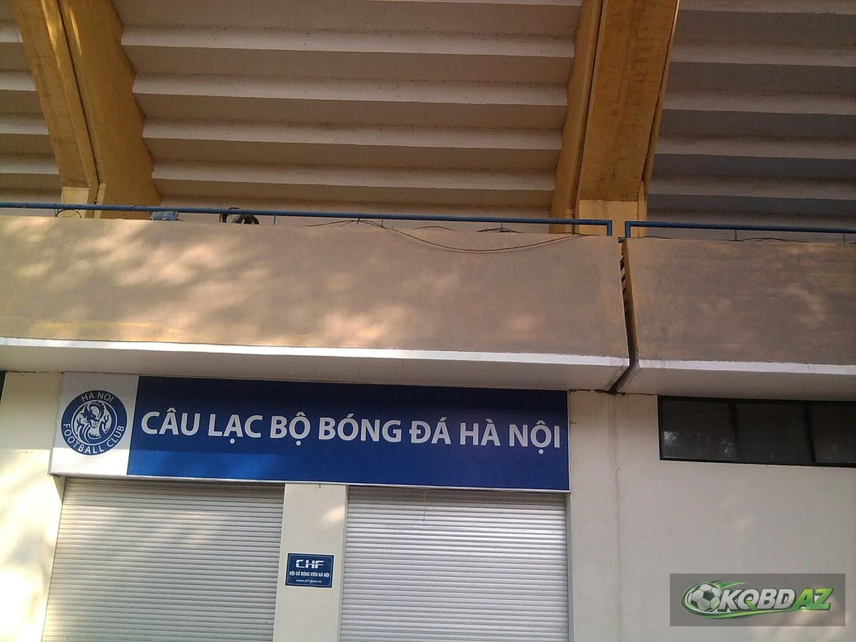 Biển hiệu Câu lạc bộ Bóng đá Hà Nội dưới khán đài sân Hàng Đẫy