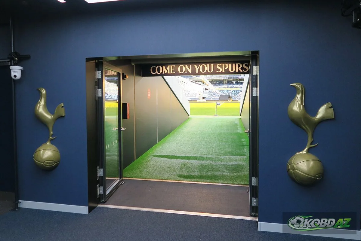 Đường hầm dẫn cầu thủ ra sân ở sân vận động Tottenham Hotspur