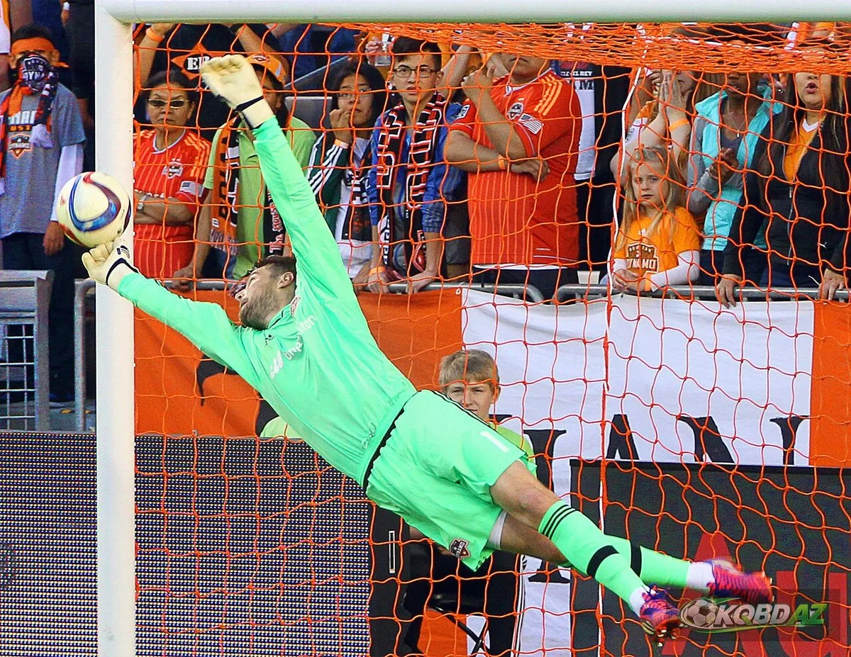 Thủ môn Tyler Deric của Houston Dynamo bay người cản cú đá phạt của Kaká