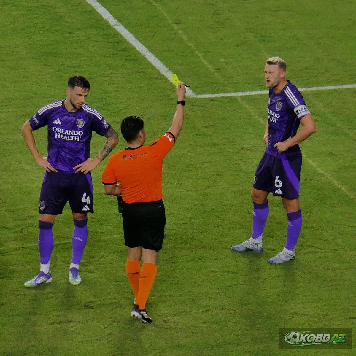 Trọng tài rút thẻ vàng cho hậu vệ Orlando City trong trận Leagues Cup 2025