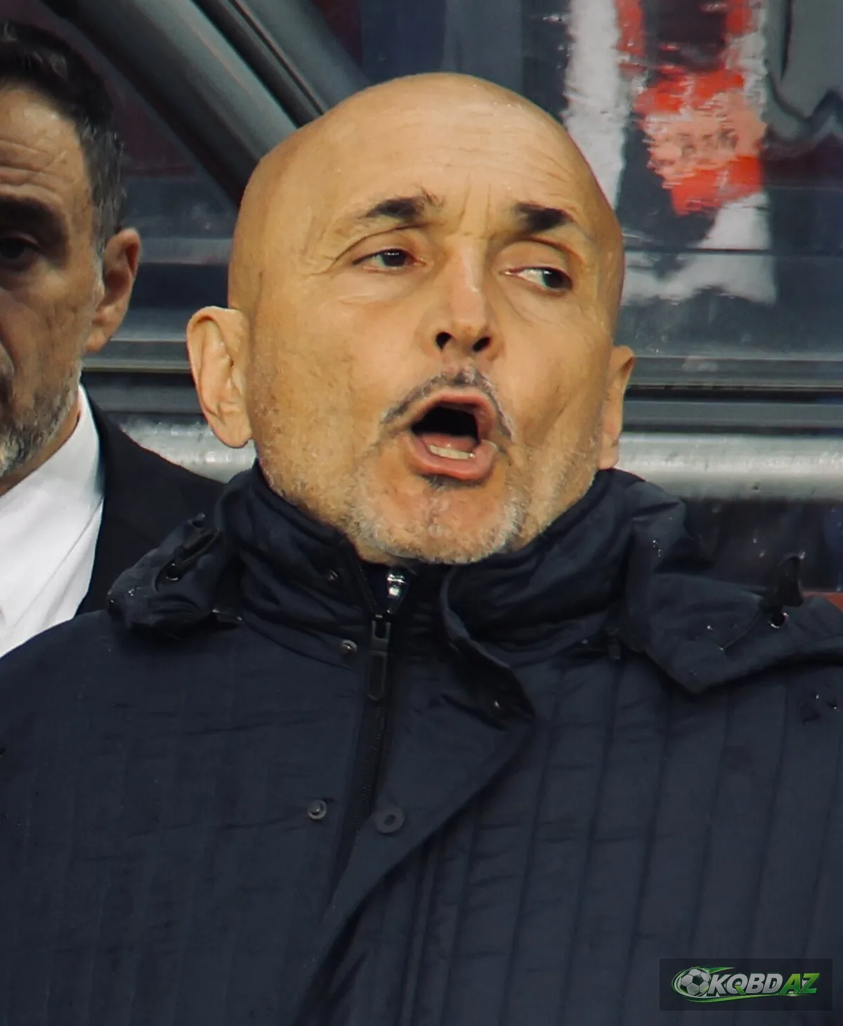 HLV Luciano Spalletti ngồi trên băng ghế chỉ đạo trong một trận đấu