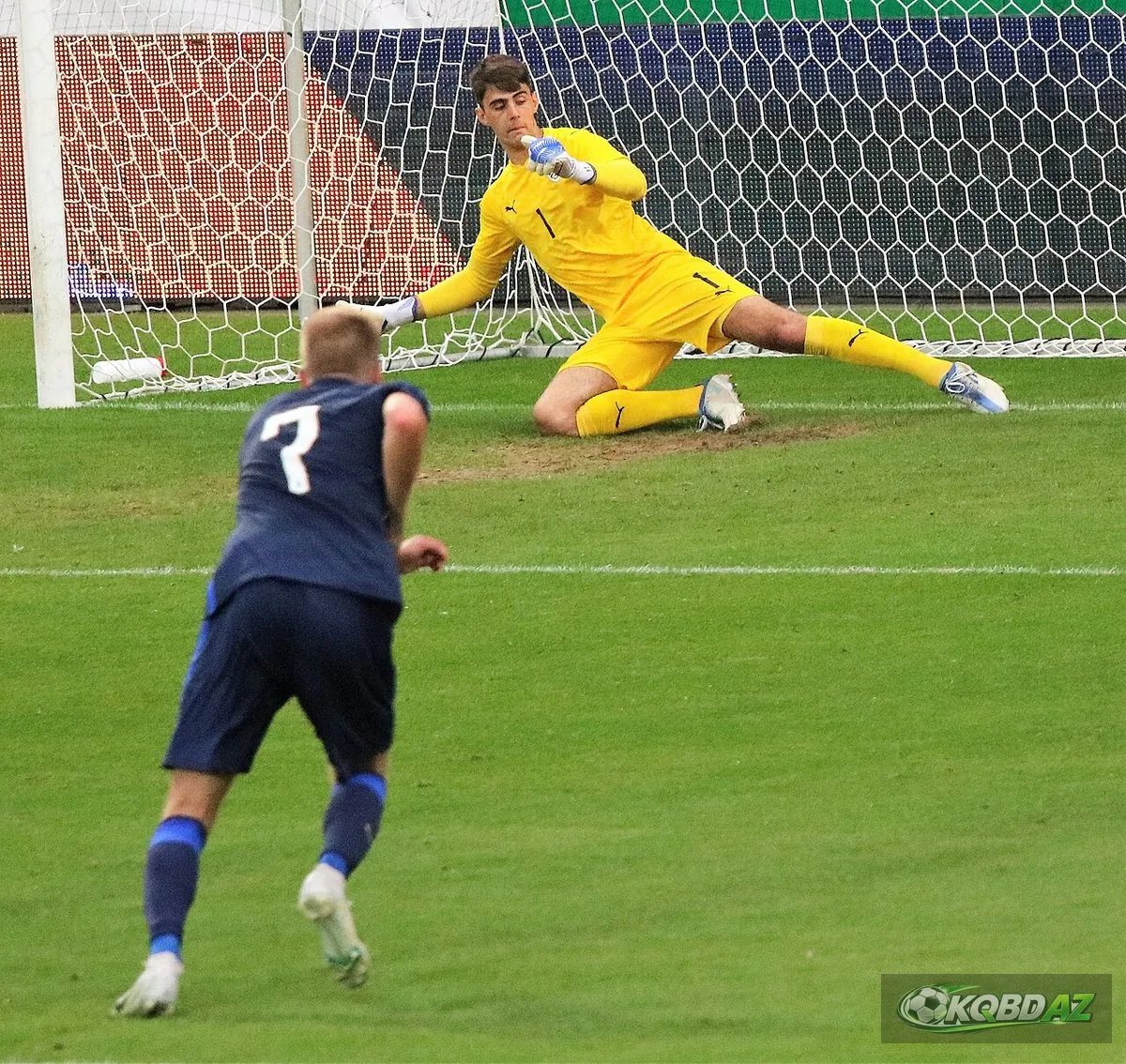 Cầu thủ U21 Phần Lan sút phạt đền, thủ môn U21 Áo đổ người cản phá