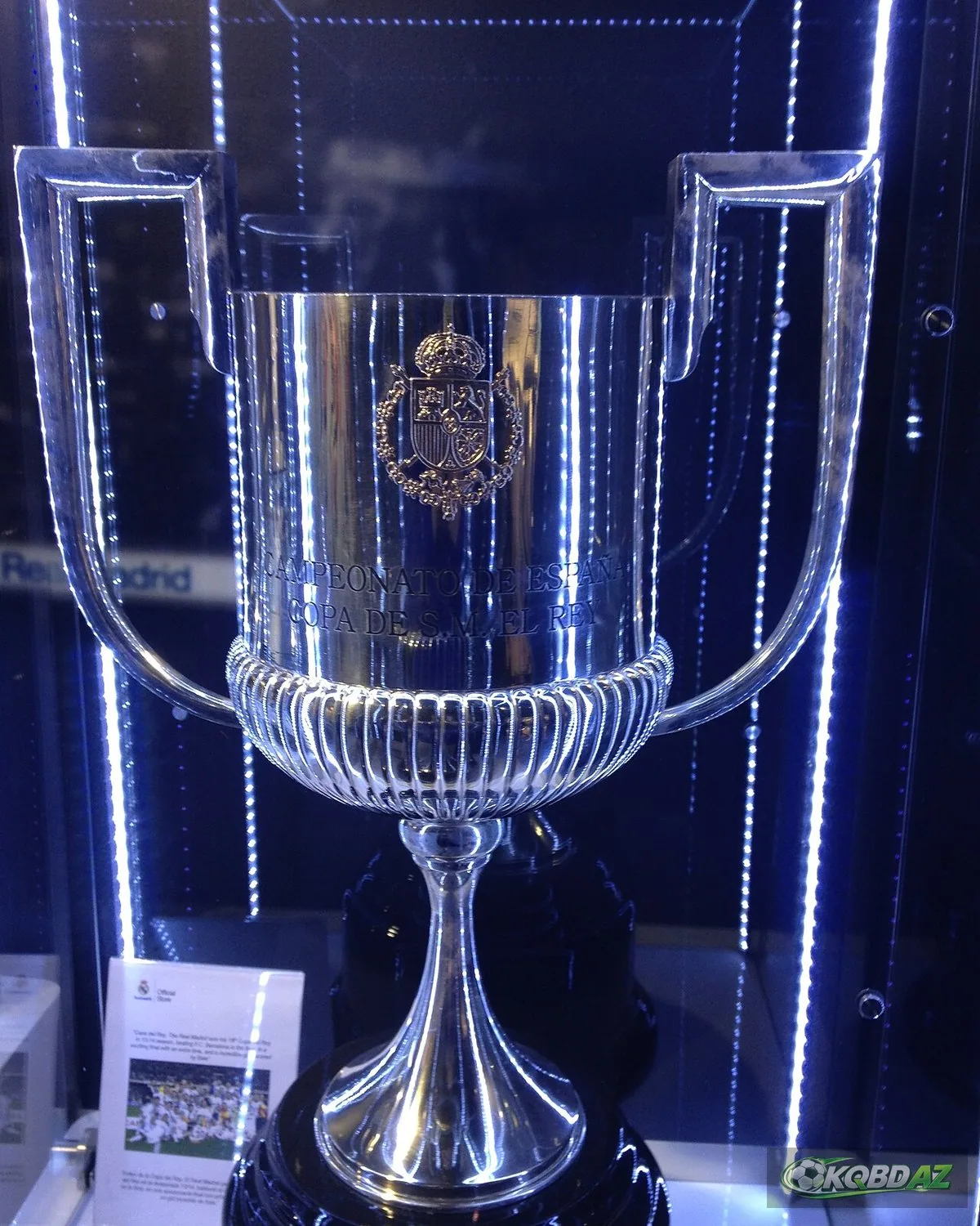 Chiếc cúp Copa del Rey mùa 2013/14 trưng bày trong tủ kính