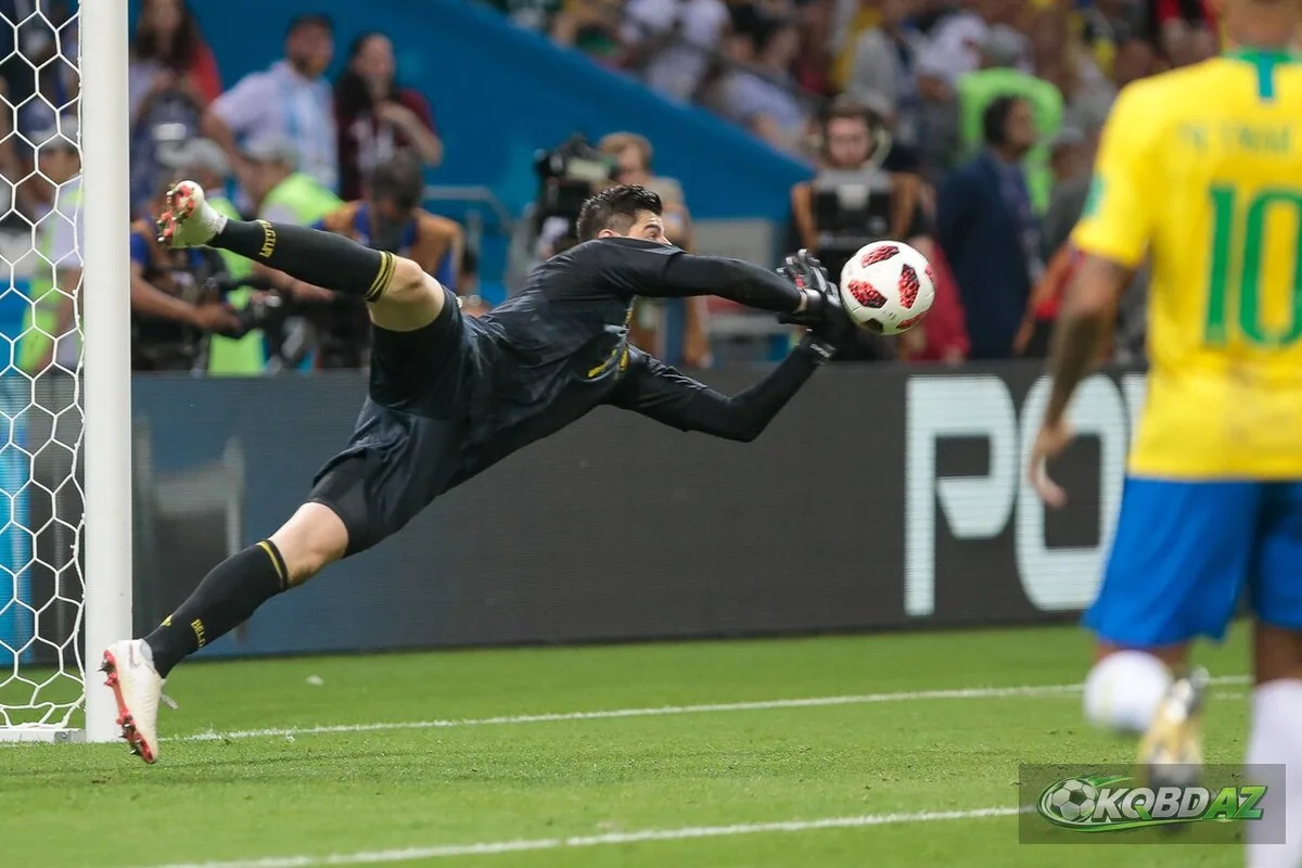 Thủ môn Thibaut Courtois bay người cứu thua trong trận Bỉ gặp Brazil tại World Cup 2018