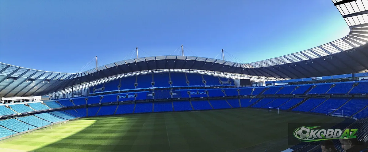 Toàn cảnh khán đài và mặt sân Etihad, sân nhà sức chứa 61.470 chỗ của Man City
