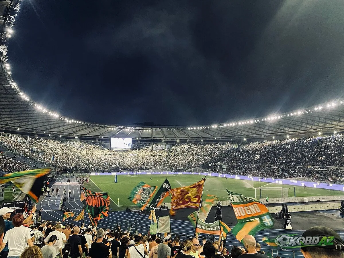 Cổ động viên đội khách Venezia phất cờ trên khán đài Stadio Olimpico khi gặp Lazio