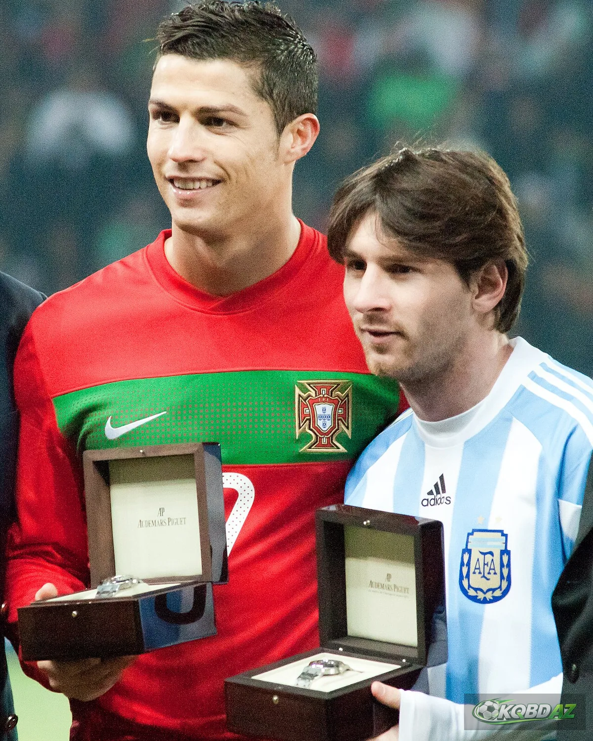 Cristiano Ronaldo và Lionel Messi đứng cạnh nhau trước trận Bồ Đào Nha gặp Argentina