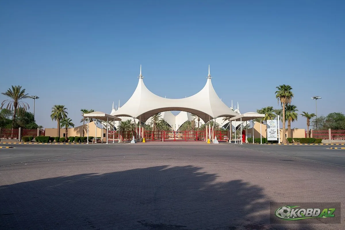 Lối vào chính sân vận động quốc tế King Fahd với mái lều trắng ở Riyadh