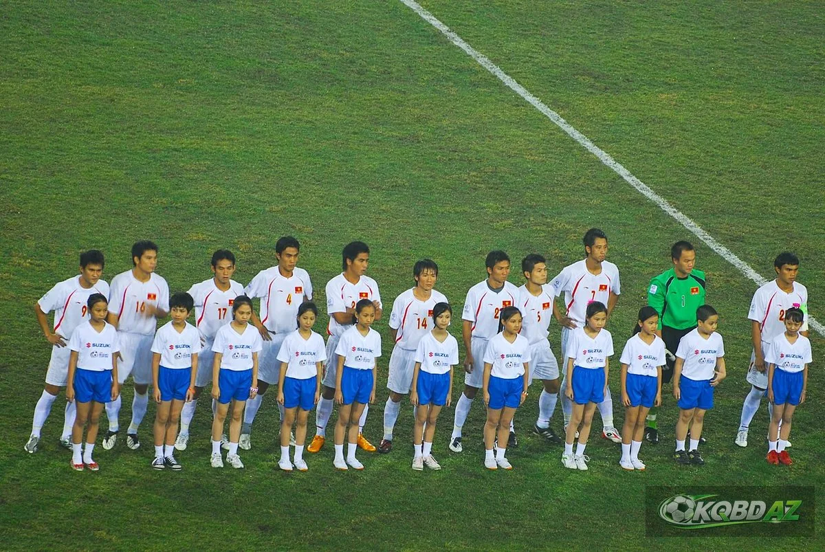 Đội tuyển Việt Nam chào khán giả trước chung kết lượt về AFF Cup 2008 tại Mỹ Đình