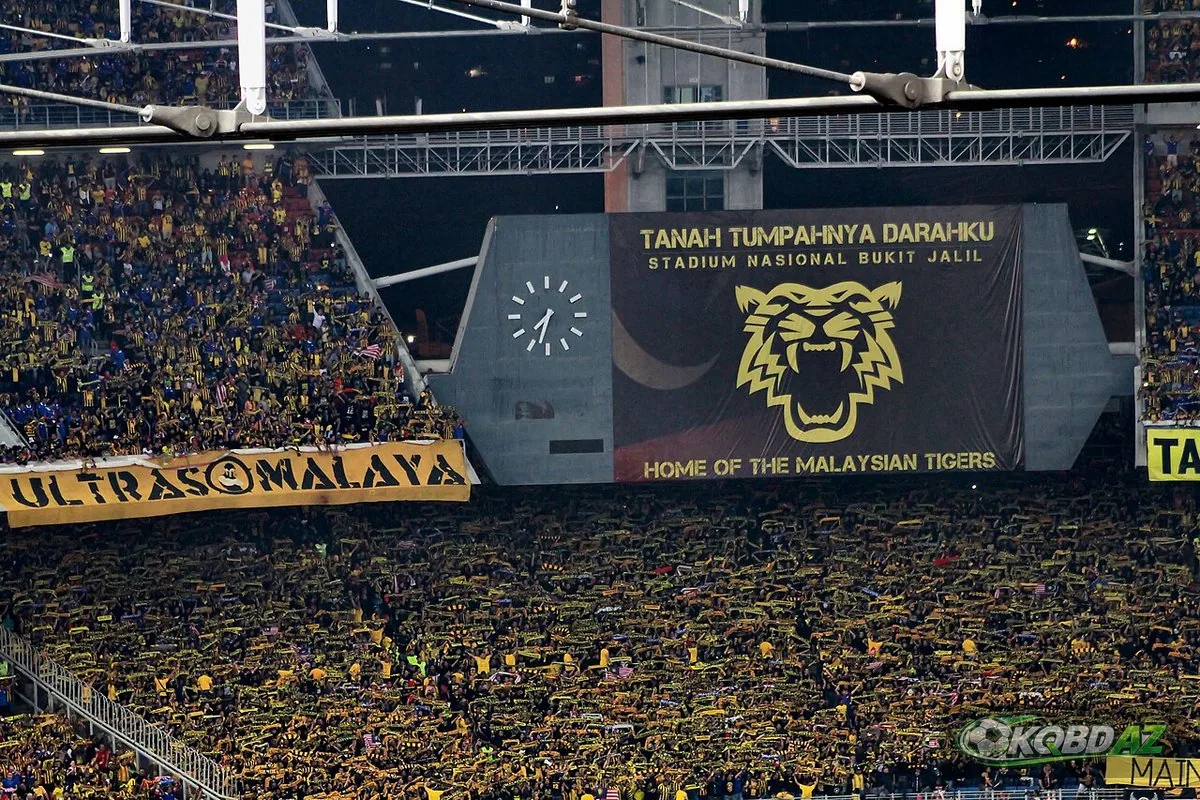 Cổ động viên Malaysia phủ vàng khán đài sân Bukit Jalil trong trận chung kết ASEAN Cup