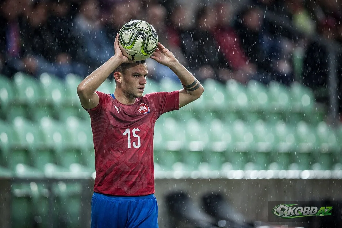 Daniel Souček chuẩn bị ném biên trong trận U21 Cộng hòa Séc gặp Hy Lạp