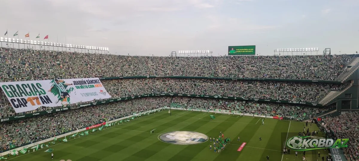 Khán đài sân Benito Villamarín phủ kín cổ động viên Real Betis