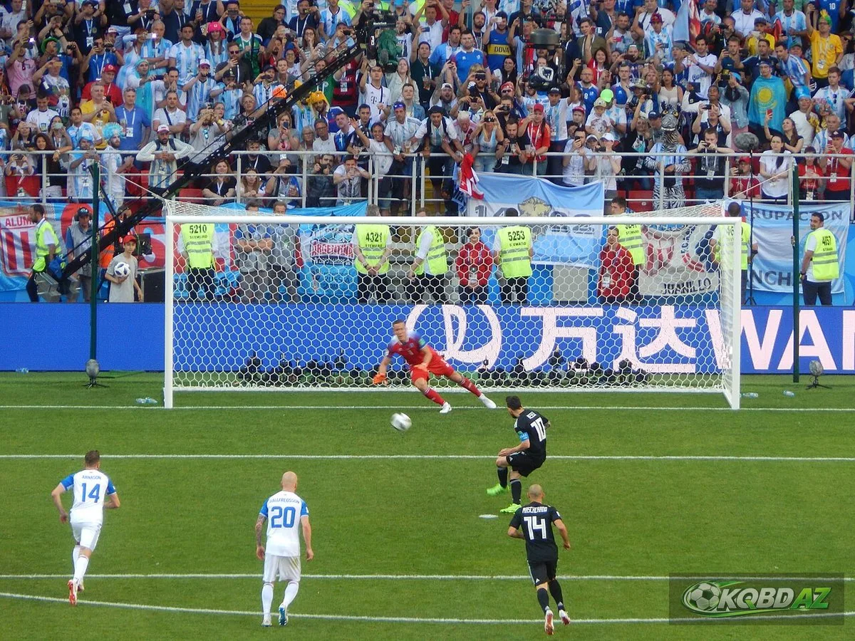 Lionel Messi sút phạt đền trước Iceland, các cầu thủ khác chờ ngoài vòng cấm