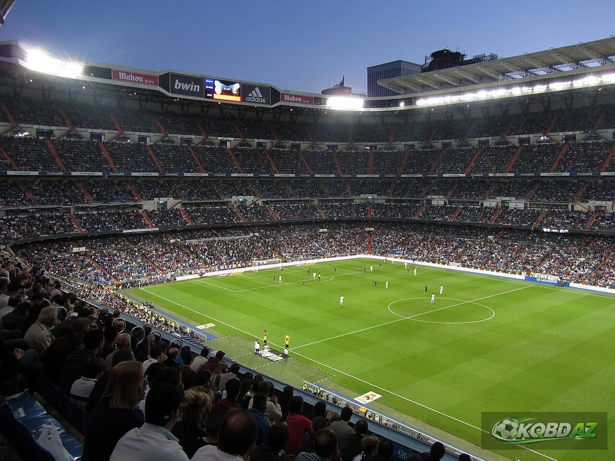 Sân Santiago Bernabéu lên đèn trong trận Real Madrid gặp Valladolid ở La Liga