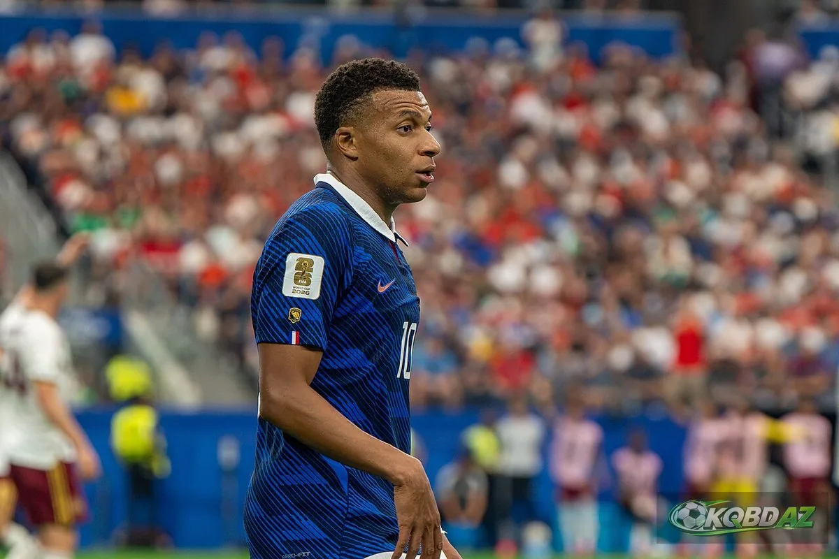 Kylian Mbappé đeo băng đội trưởng đội tuyển Pháp trên sân World Cup 2026