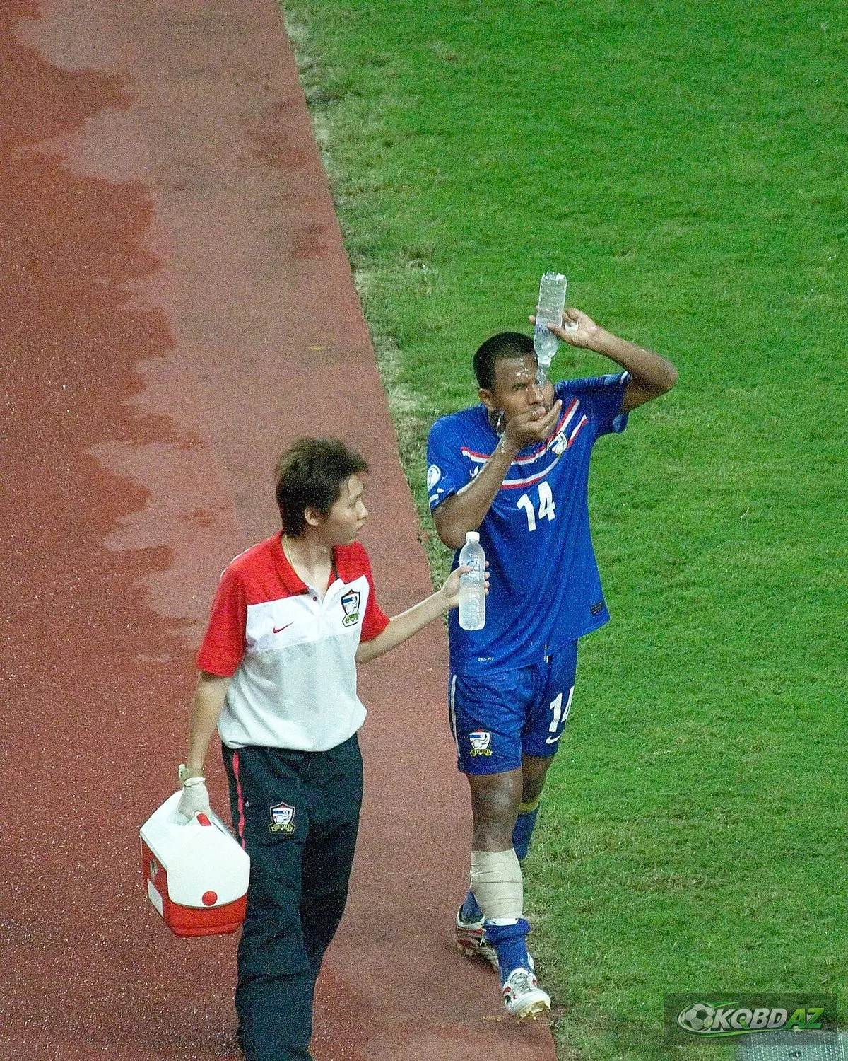 Tiền vệ Thái Lan Sompong Soleb rời sân cùng nhân viên y tế sau chấn thương ở vòng loại World Cup 2014