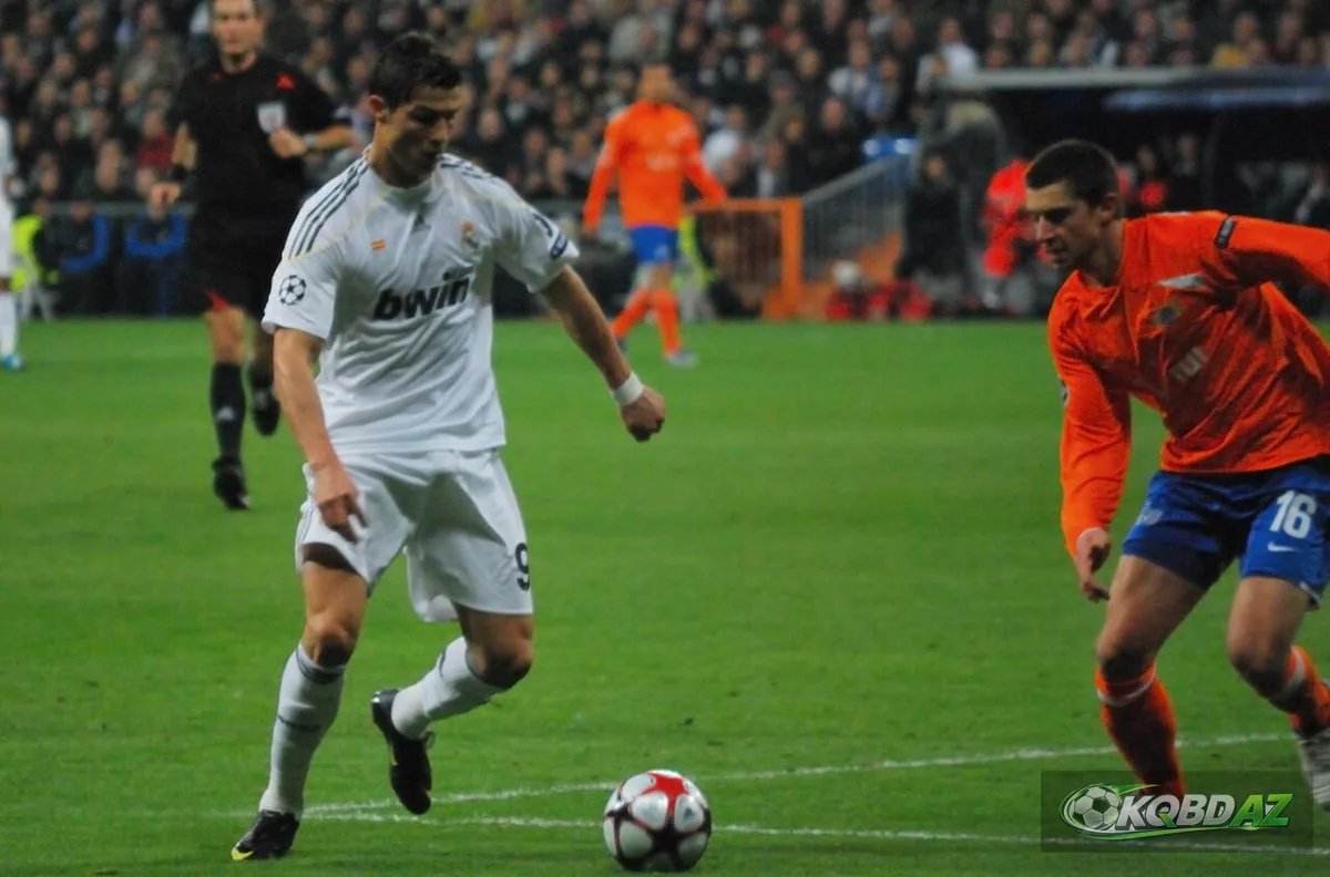 Cristiano Ronaldo dẫn bóng trong màu áo Real Madrid ở một trận Champions League