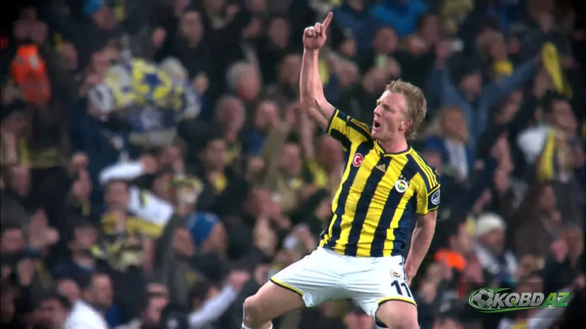 Dirk Kuyt ăn mừng bàn thắng quyết định giúp Fenerbahçe thắng Galatasaray năm 2015