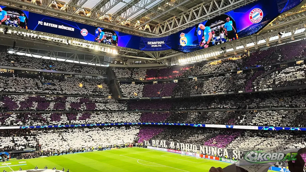 Khán đài Santiago Bernabeu kín cổ động viên Real Madrid trong một đêm Champions League