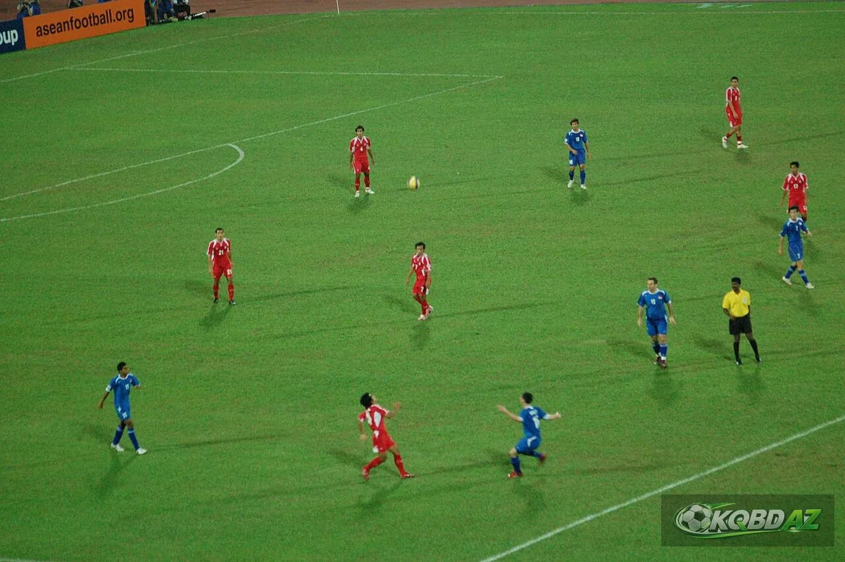 Cầu thủ Singapore áo xanh và Thái Lan áo đỏ tranh bóng bổng ở chung kết 2007