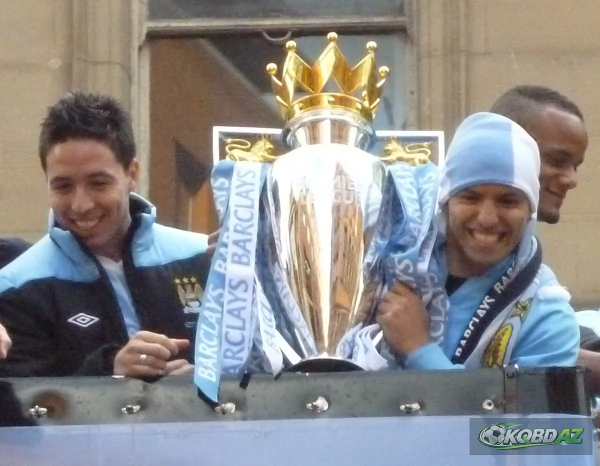 Samir Nasri và Sergio Agüero bên cúp Ngoại hạng Anh trong lễ diễu hành 2012