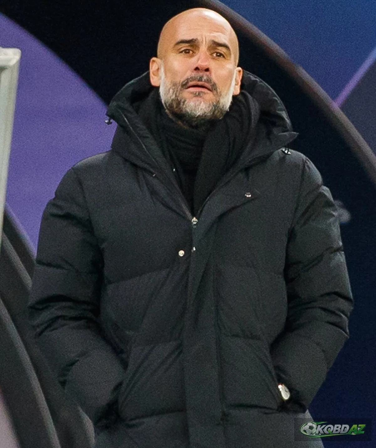 HLV Pep Guardiola đứng chỉ đạo bên đường biên trong trận Champions League năm 2021