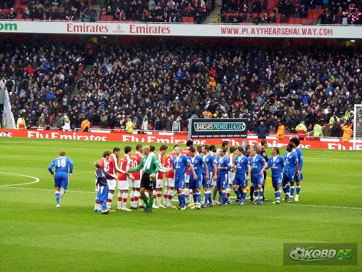 Cầu thủ Arsenal và Everton bắt tay nhau trước trận Premier League trên sân Emirates năm 2010