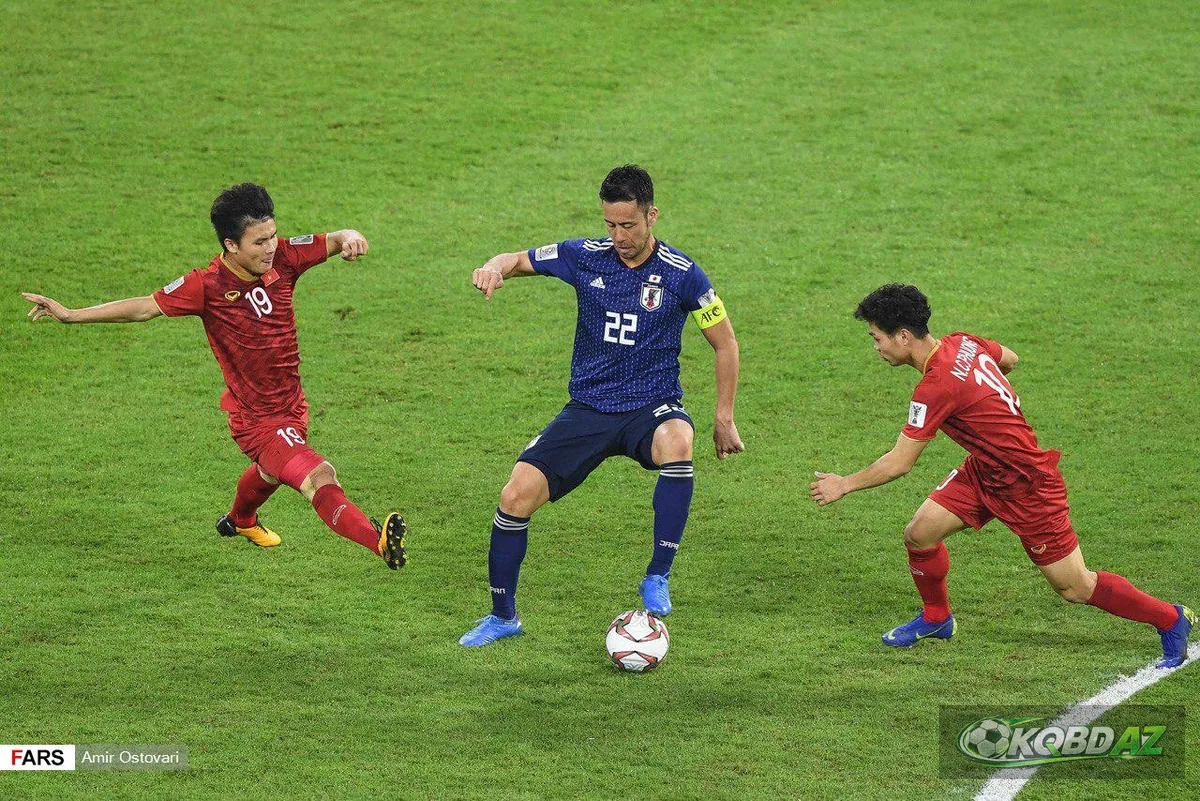 Cầu thủ tuyển Việt Nam tranh bóng với Nhật Bản tại tứ kết Asian Cup 2019