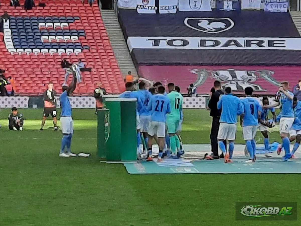 Các cầu thủ Manchester City ăn mừng chức vô địch Cúp Liên đoàn Anh 2021 tại Wembley