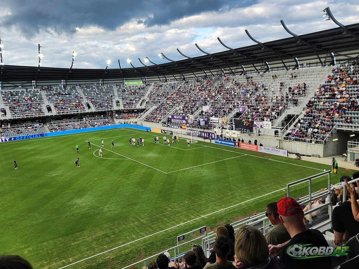Louisville City chuẩn bị đá phạt trực tiếp trong trận gặp Detroit City tại sân Lynn Family