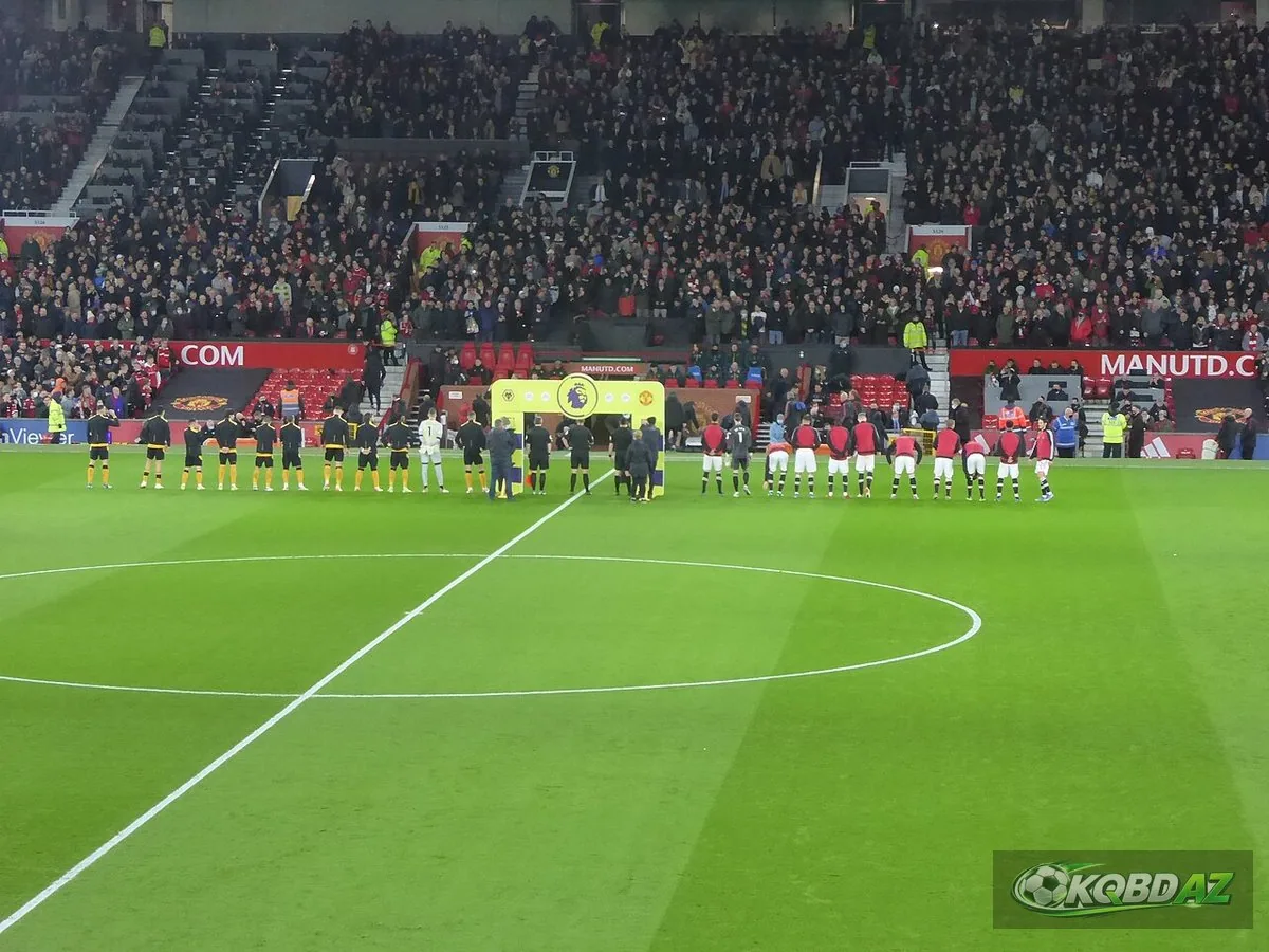 Cầu thủ Manchester United và Wolves xếp hàng trước giờ bóng lăn tại Old Trafford