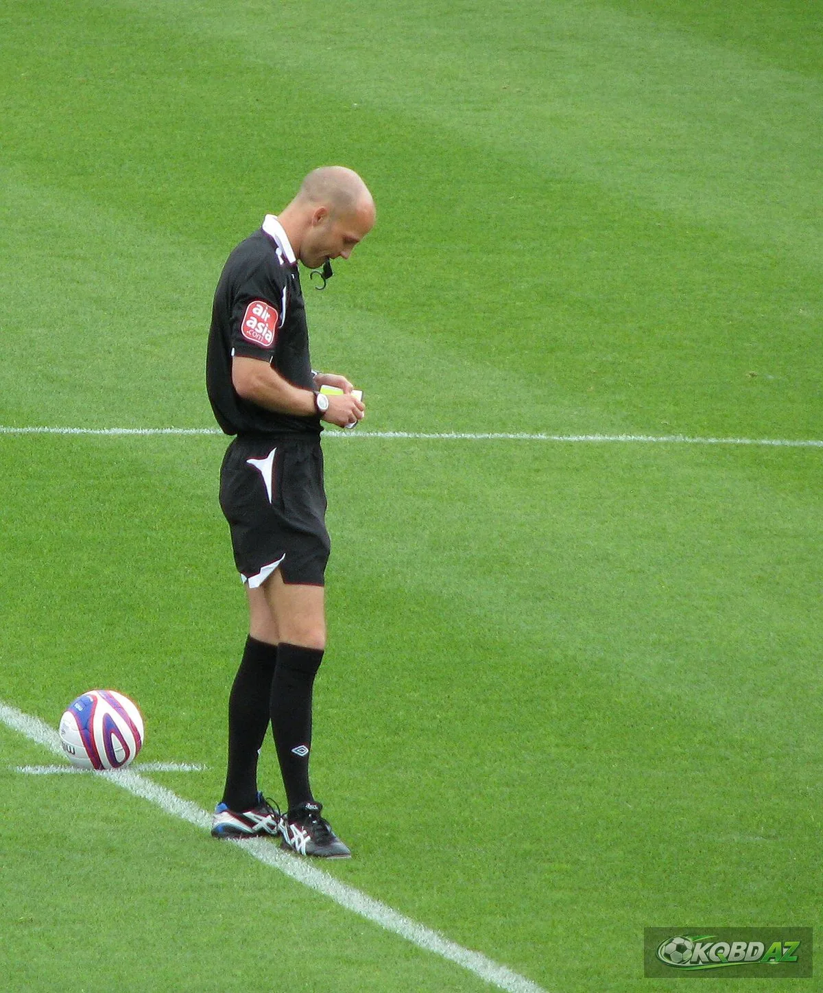 Trọng tài Darren Drysdale xem đồng hồ trong trận Hartlepool United gặp Swindon Town