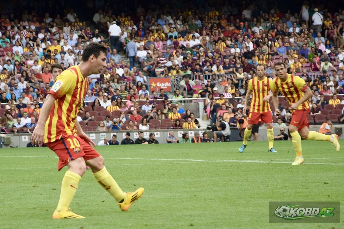 Lionel Messi chuyền bóng trong màu áo Barcelona tại sân Camp Nou mùa 2014/15